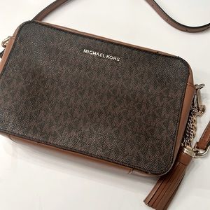 Michael Kors crossbody used signs of wear please see photos. Still a great bag